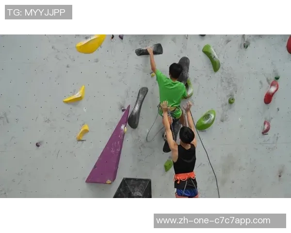 西安攀岩队的团队协作之道:探索攀岩运动中的默契与信任 西安攀岩队的团队协作之道:探索攀岩运动中的默契与信任